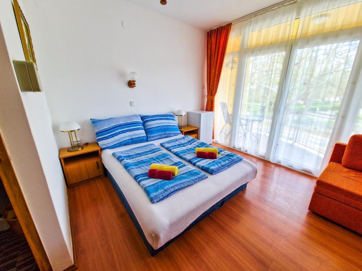 Weinberger Vendeghaz Hotell Zamárdi Exteriör bild